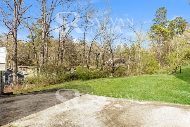 Building Photo - Prepare to fall in love with this 4 bedroom, 2 bathroom home