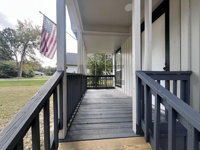 Building Photo - Cozy 3 Bedroom 1 Bathroom with Large Yard