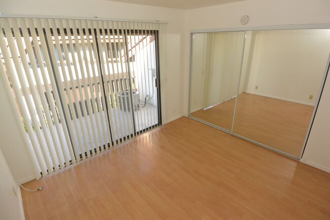 Building Photo - 2 BD 1 BA Upstairs Condominium, Gated Comm...