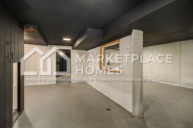 Building Photo - 15071 Cruse St