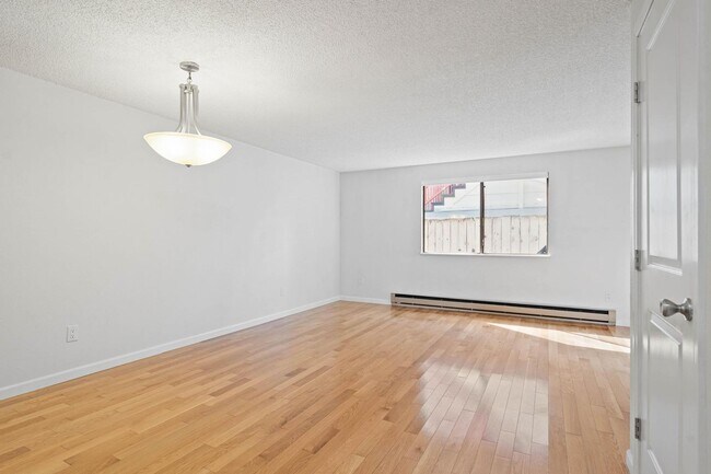 Building Photo - Well-maintained 2-bdrm/1-bath unit in tri-plex—On-site laundry, off-street parking, storage
