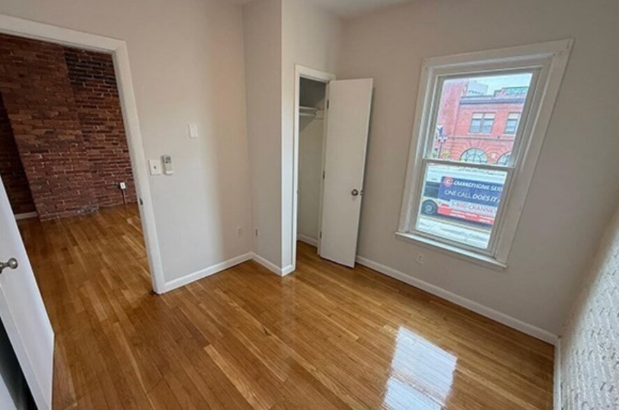 Building Photo - 164 Broadway