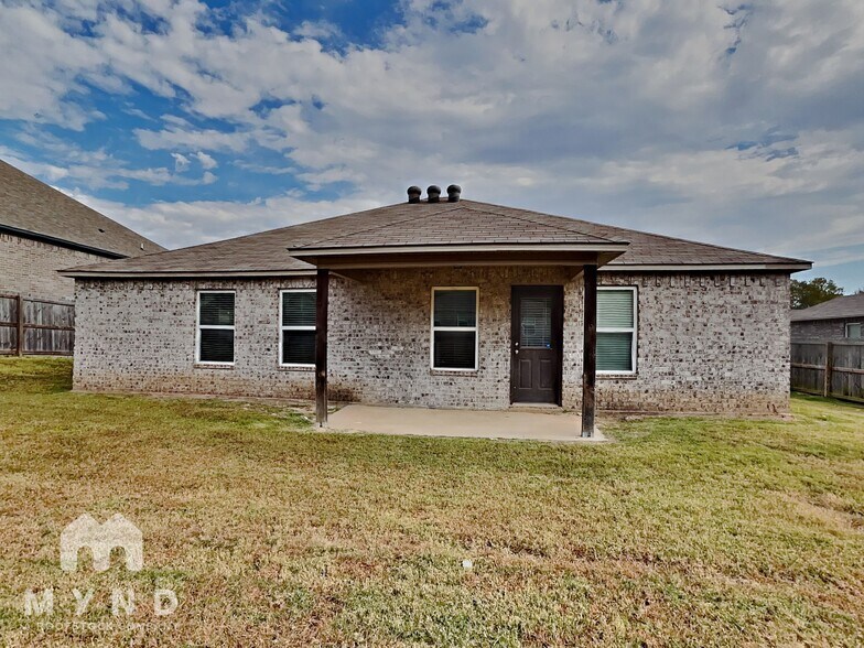 Building Photo - 90 Cedar Creek Cove