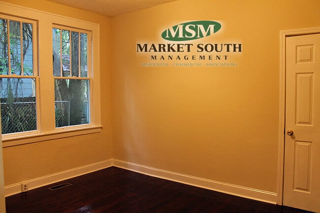 Building Photo - MIDTOWN BUGALOW