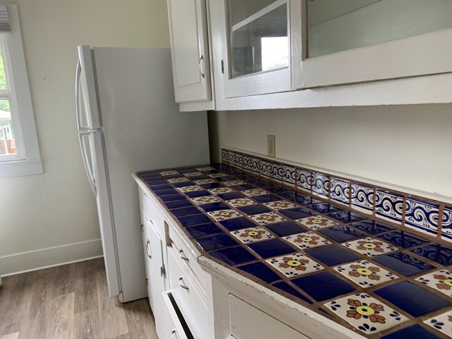 Building Photo - Adorable Cottage Style Home Near Reed College and Woodstock and Trader Joes.