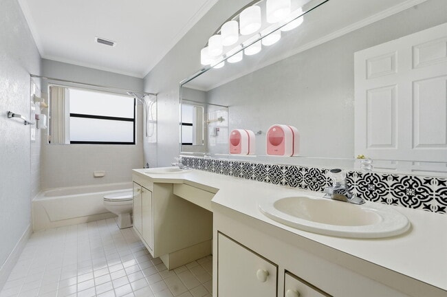 Building Photo - 9284 Laurel Green Dr