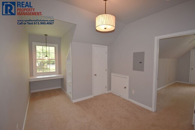 Building Photo - Amazing 4 bd 3 bath home! Fenced in yard, Attached garage and Bonus room, washer and dryer included!