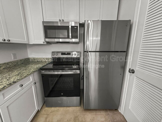 Building Photo - 415 Parkdale Dr