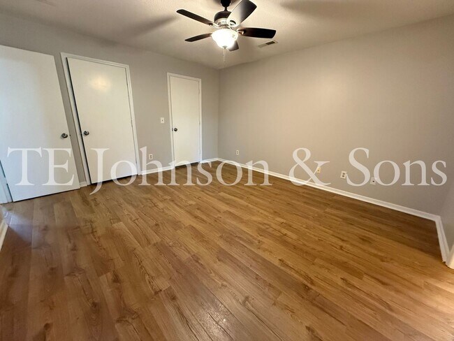 Building Photo - Charming 2-Bedroom with Fireplace & Modern...