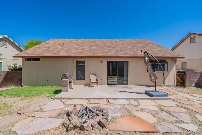 Building Photo - Bright, Spacious & Ready to Welcome You Ho...