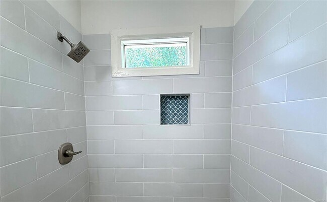 Building Photo - 807 E Edgemont Ave