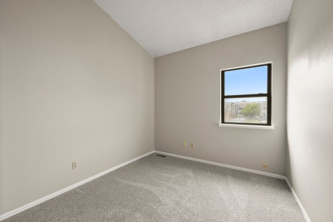 Building Photo - 3 Bedroom Townhouse Close To Ft. Carson