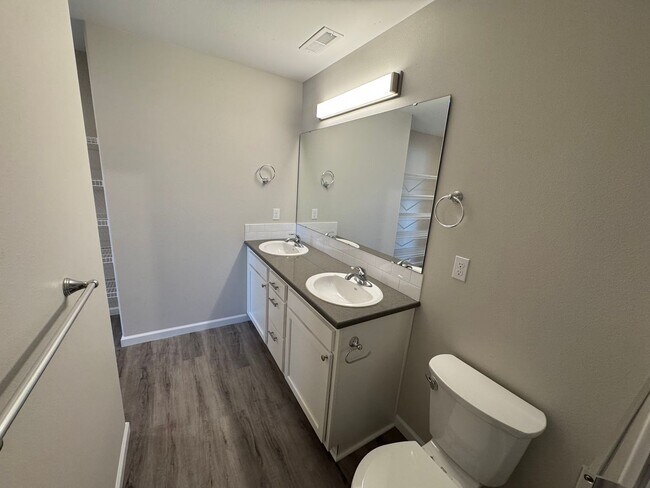 Building Photo - Brand New 3 Bed / 2.5 Bath Duplex! $250 Am...