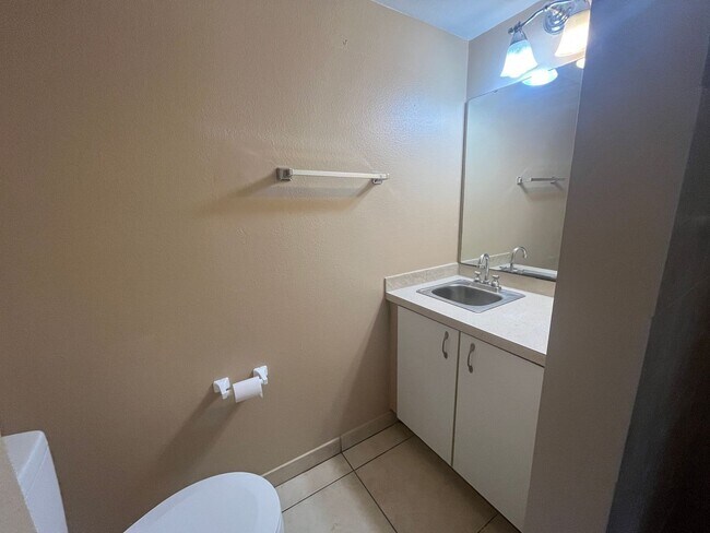 Building Photo - 204 Canterbury Ct