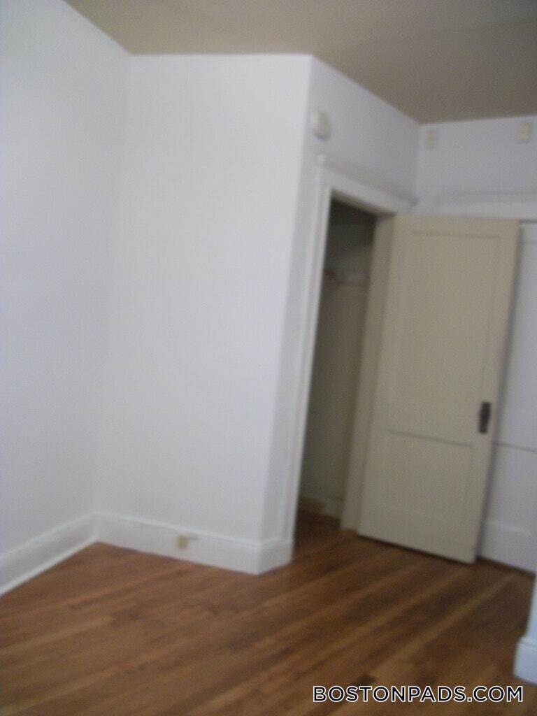 Building Photo - 137 Park Dr