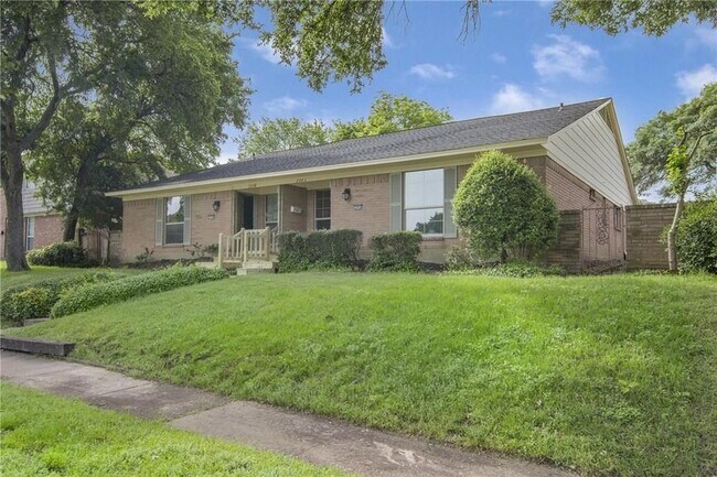 Building Photo - 2808 Golfing Green Dr