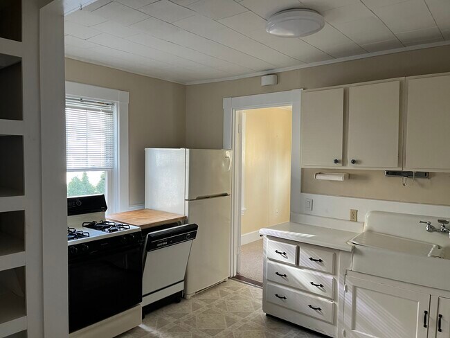 Kitchen - 14 Lowell Ave