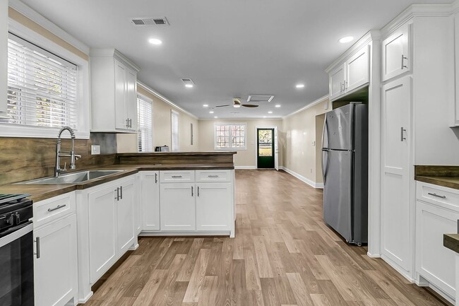 Building Photo - Tranquil Country Living on 2+ Acres — Spac...