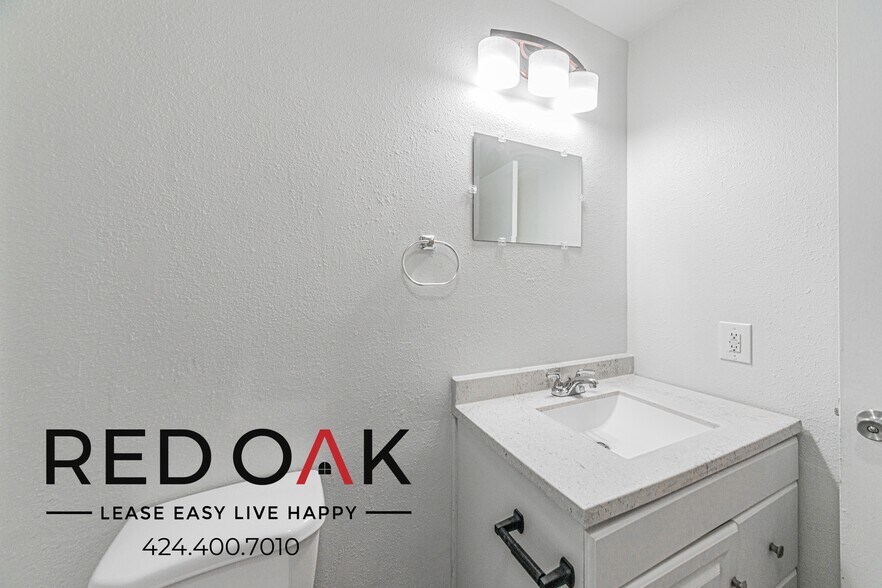 Building Photo - 11817 Victory Blvd