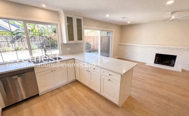 Building Photo - 4-Bed/2-Bath Home /Available Now!