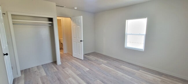 Building Photo - LARGE 2 BEDROOM HOME