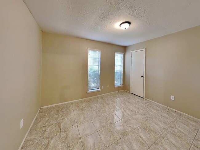 Building Photo - 22610 Meadowgate Dr