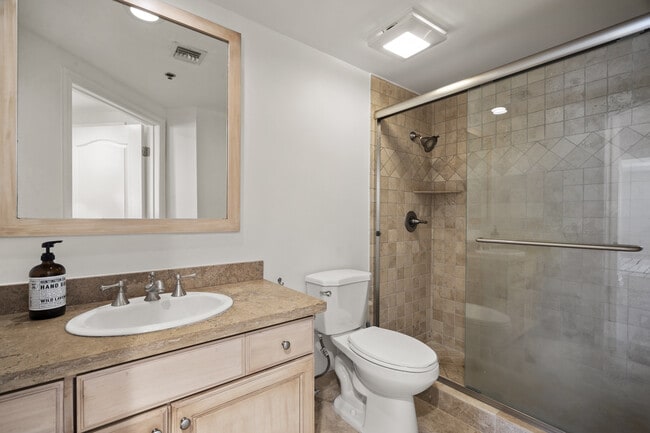 Building Photo - 122 N Clark Dr