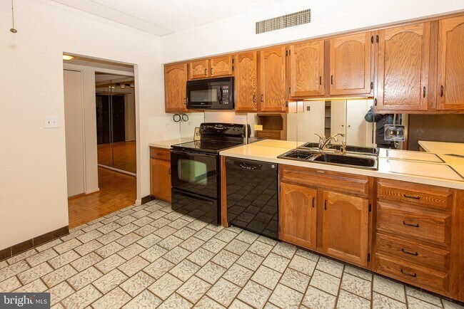 Building Photo - 20930 Valley Forge Cir