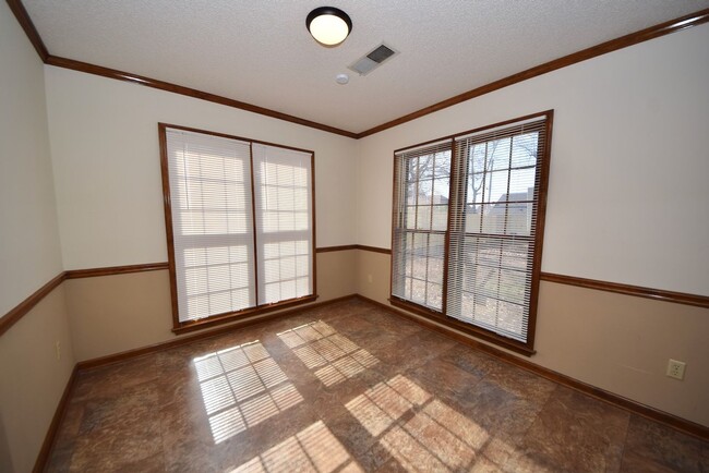 Building Photo - Very nice 3 bed 2 bath home near E. Holmes...