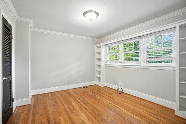 Building Photo - Perfect blend of Charm and Convenience!