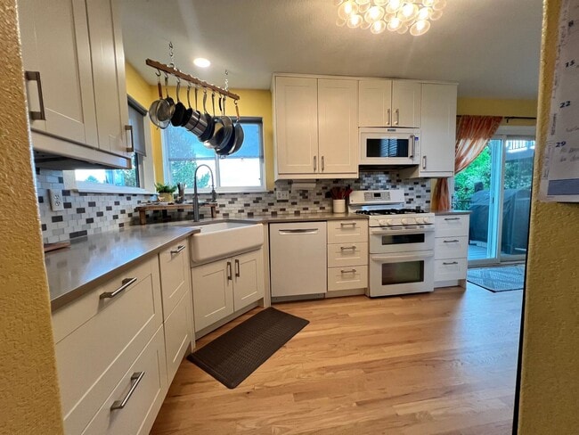 Building Photo - August 2025 - SFH 3 Bedroom + Bonus Room &...