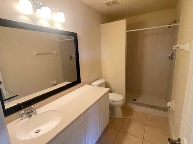 Building Photo - Stunning townhome in gated community near ...