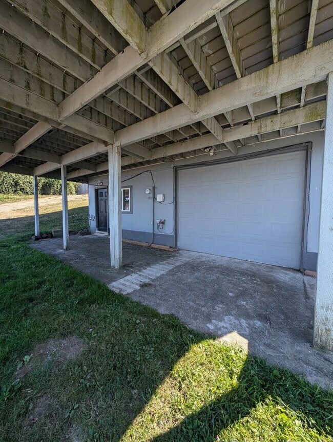 Building Photo - A Luxury Beachfront Lodge Awaits! For Rent...