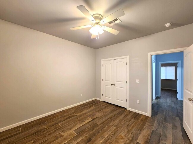 Building Photo - Campbell St Duplex