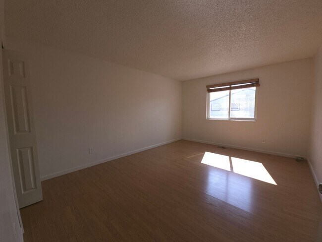 Building Photo - 2 Bedroom Oasis With Covered Parking