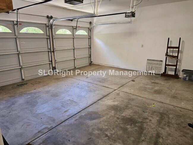 Building Photo - AVAILABLE AUGUST - Spacious 3 Bed / 2.5 Bath Templeton Condo