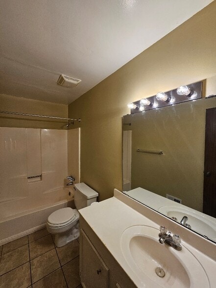 Building Photo - 2807 Julius Felder St