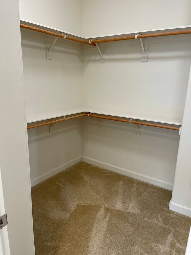 Building Photo - Large 5 Bed / 3 Bath Standalone unit in Lo...