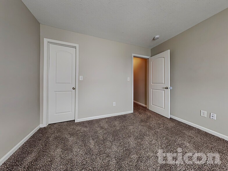 Building Photo - 943 Farmington Trail