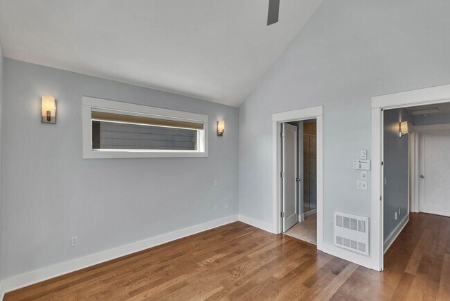 Building Photo - Spacious 3 Bed 2.5 Bath Townhome with Views and Two Parking Spaces – First Hill/Capitol Hill