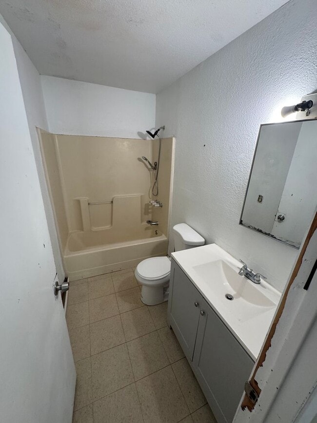 Building Photo - Explore this property in Delano - Flexible...