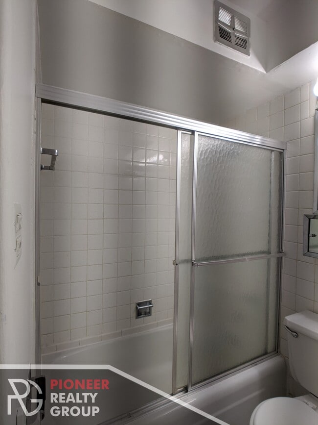 Building Photo - 660 W Wrightwood Ave