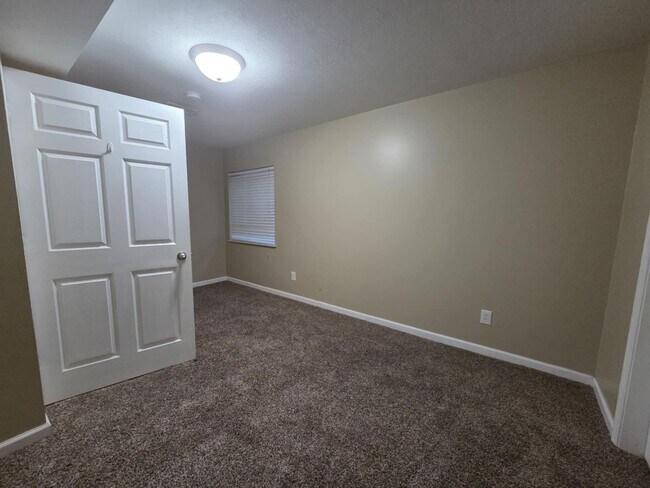 Building Photo - Large family corner lot home for rent!
