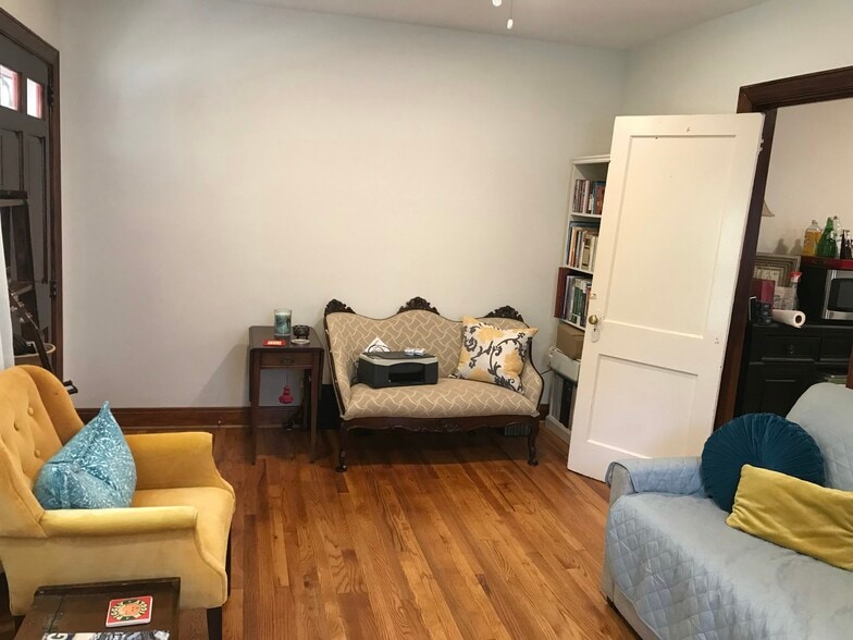 Building Photo - 905 Rosehill Ave