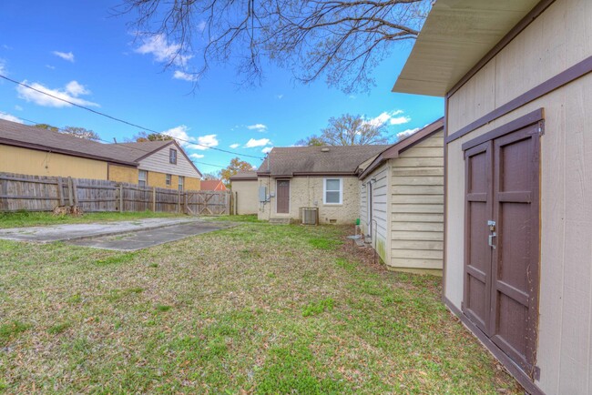 Building Photo - Charming 3-Bedroom Home with Hardwood Floo...