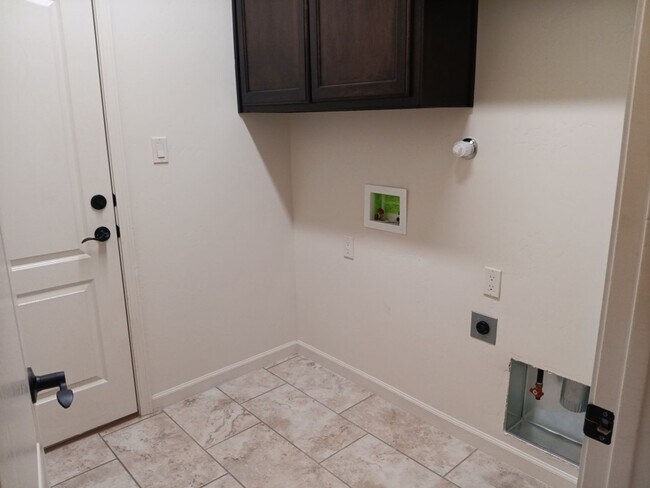 Building Photo - Stunning 4 bedroom, 3.5 bathroom home! Sho...