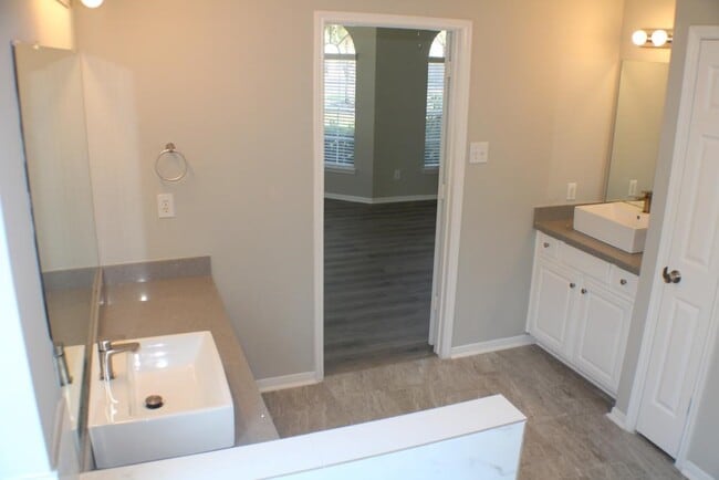 Building Photo - 2411 Rose Hollow Dr