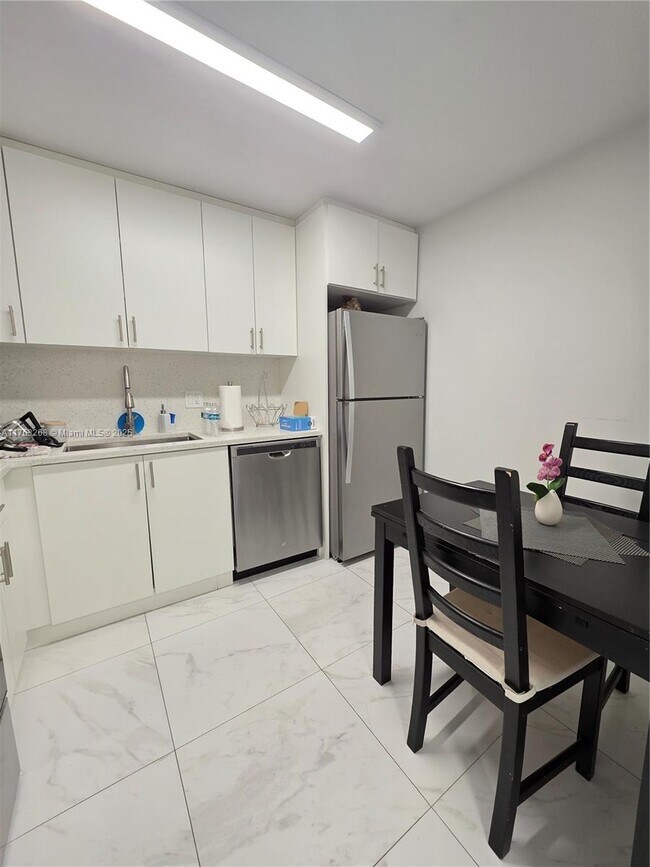 Building Photo - 1300 NE Miami Gardens Dr