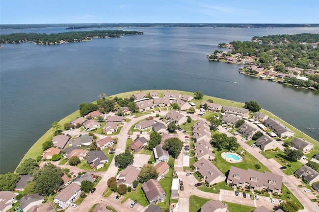 Building Photo - 36 April Point Dr N