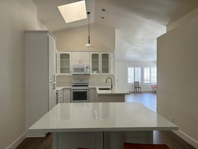 Building Photo - 2034 Riverbirch Dr